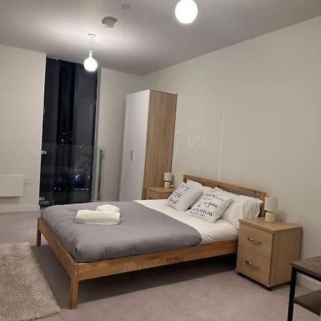 Stylish 2 Bedroom Apartment Манчестър Екстериор снимка