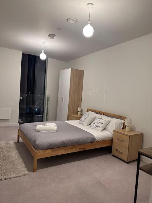 Stylish 2 Bedroom Apartment Манчестър Екстериор снимка